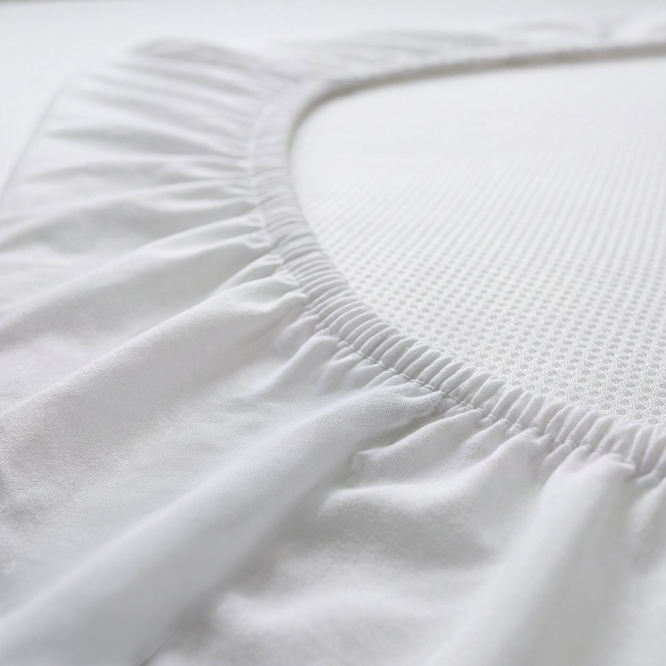 HOTEL WATERPROOF MATTRESS PROTECTOR - BREATHABLE & NOISELESS